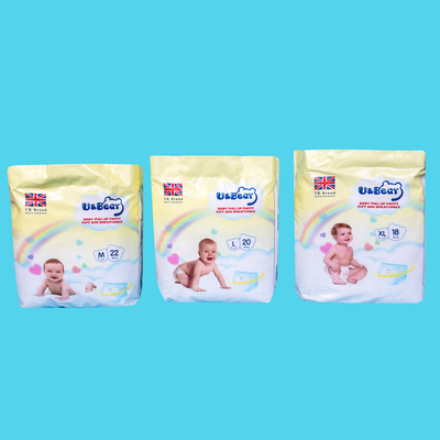 De witte ADL-Baby trekt Broek uit het Super Organische Absorptievermogen Gedrukte Luiers uittrekt
