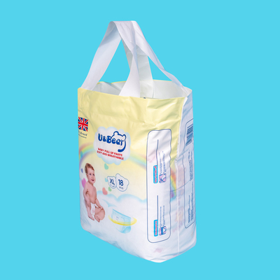 De witte ADL-Baby trekt Broek uit het Super Organische Absorptievermogen Gedrukte Luiers uittrekt