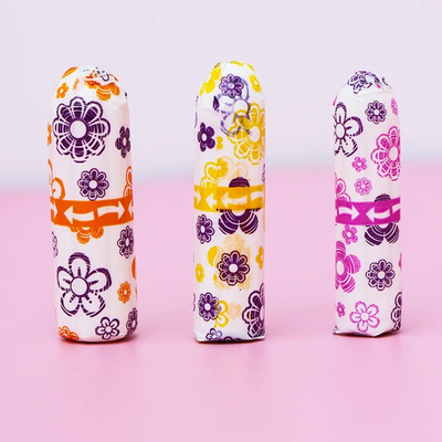 In het groot Vrouwelijke Hygiënische Absorberende Menstruele Beschikbare Katoenen Tampons Vrije Steekproef