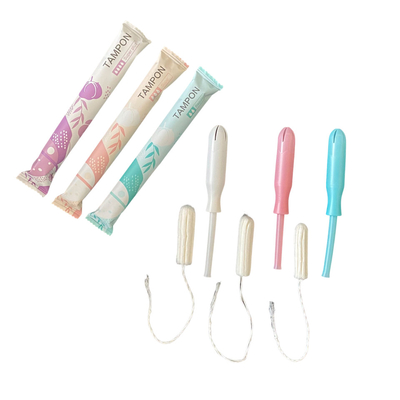 In het groot Vrouwelijke Hygiënische Absorberende Menstruele Beschikbare Katoenen Tampons Vrije Steekproef